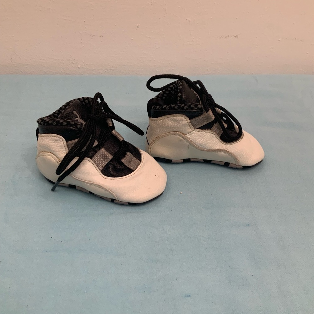 Jordan Kids Black and White Sneakers size2 8cm - Picture 2 of 9